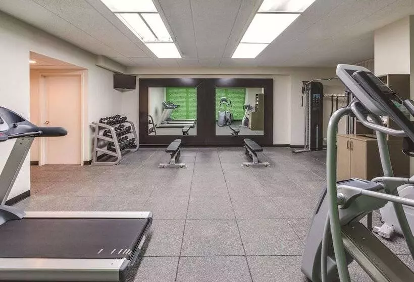 هتل La Quinta By Wyndham Philadelphia Airport