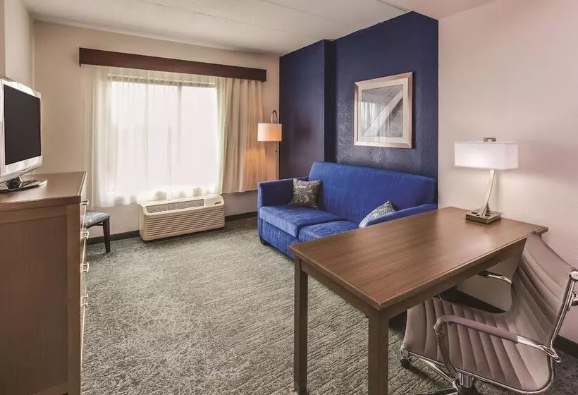 هتل La Quinta By Wyndham Philadelphia Airport