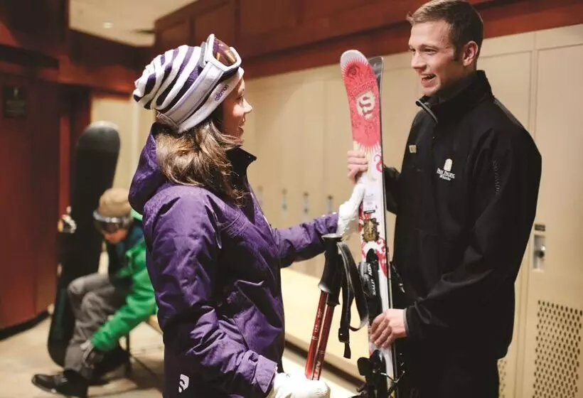 فندق Pan Pacific Whistler Village Centre