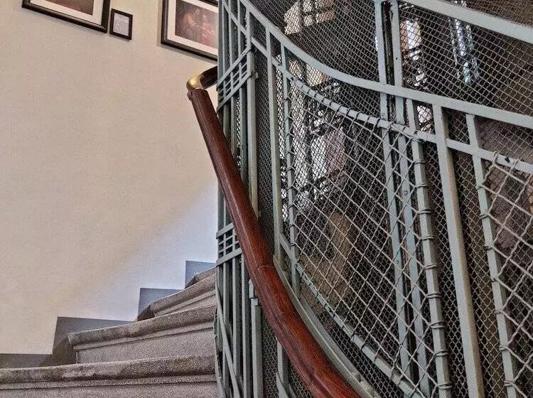 هتل Rembrandt Old Town