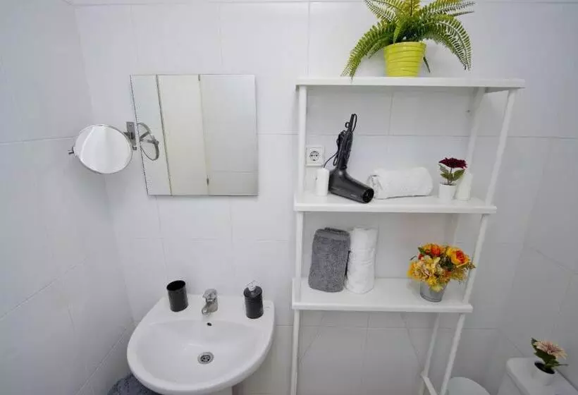 Общежитие Barcelona City North Hostal