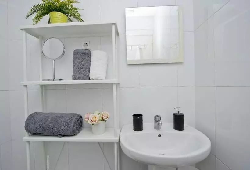 Общежитие Barcelona City North Hostal