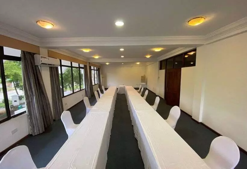 هتل Golden Tulip Dar Es Salaam