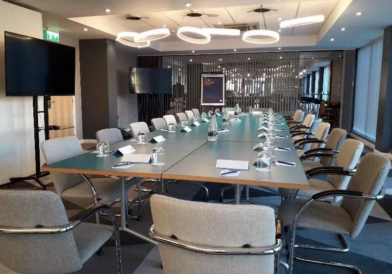 בית מלון כפרי Holiday Inn Express Leeds City Centre Armouries, An Ihg