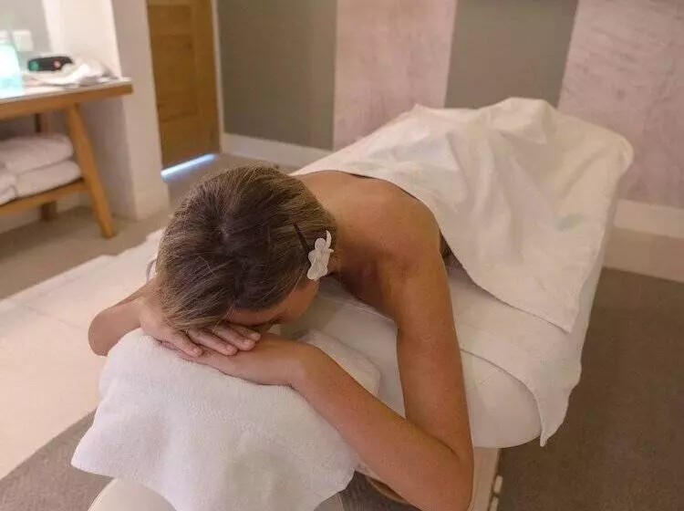 هتل Preskil Island Resort