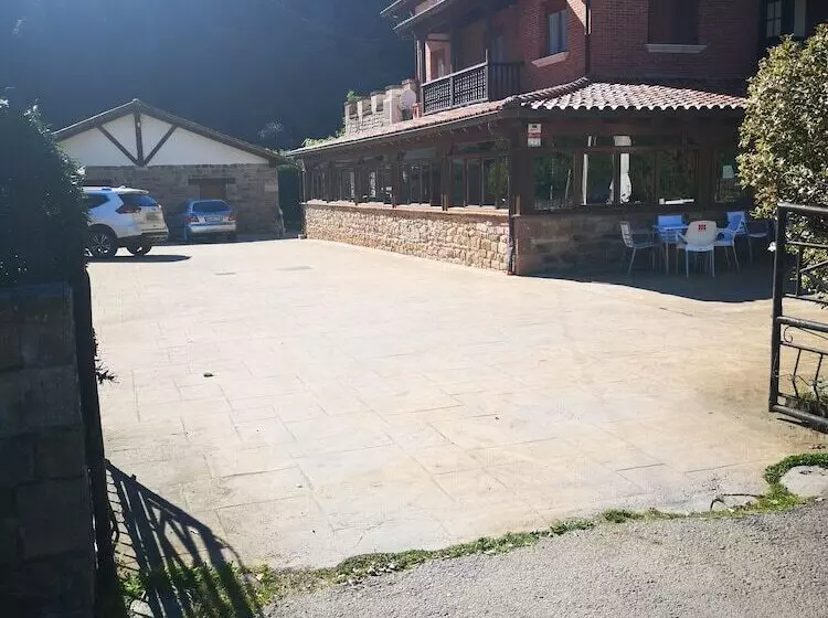 ユースホステル El Roblón De Cabuerniga