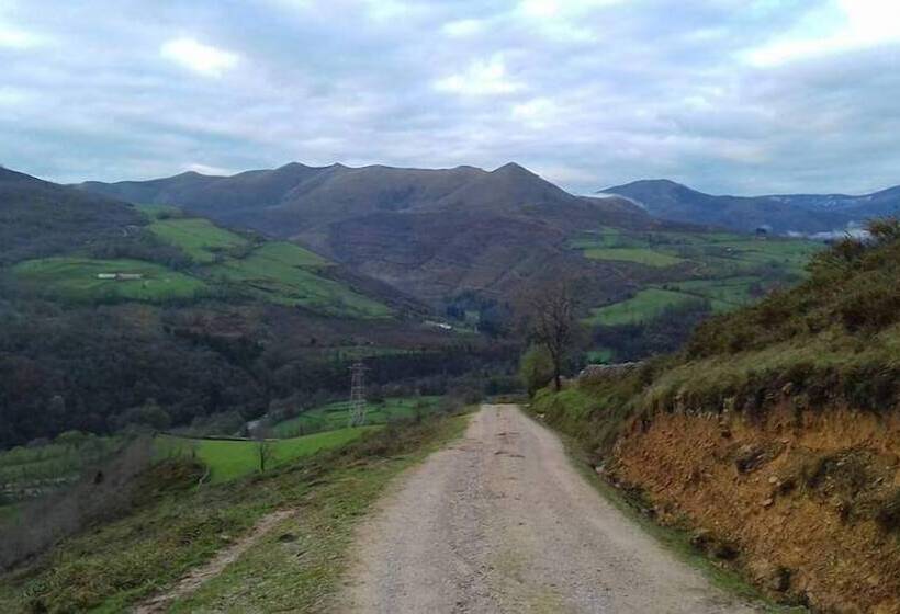 호스텔 El Roblón De Cabuerniga