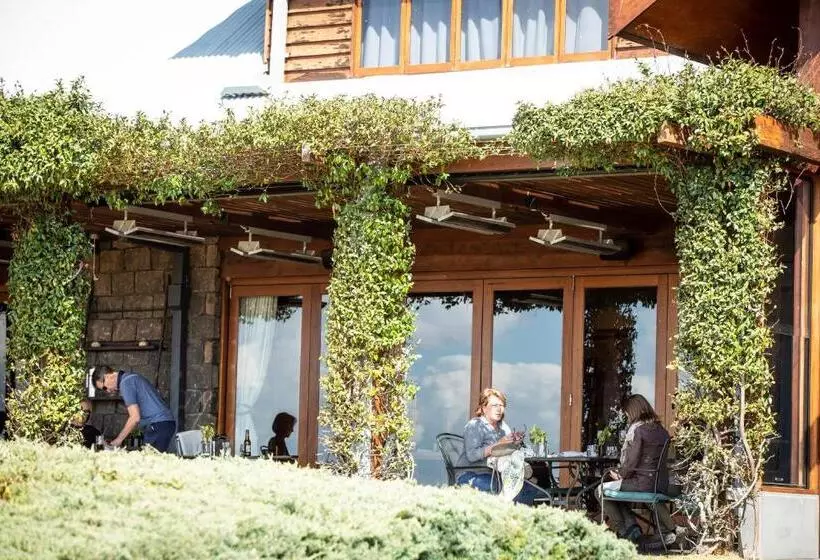 Отель Spicers Peak Lodge