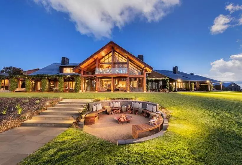 Отель Spicers Peak Lodge