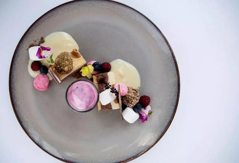 Pullman Palm Cove Sea Temple Resort & Spa