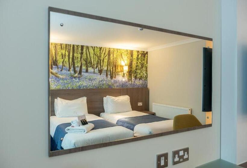 Burleigh Court Hotel And Leisure