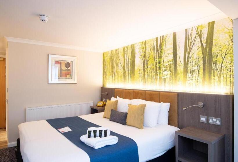 Burleigh Court Hotel And Leisure