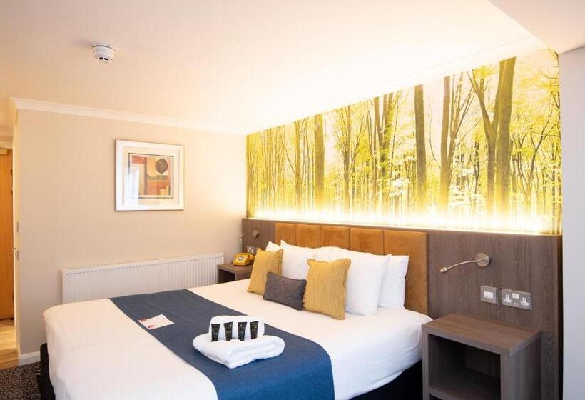 Burleigh Court Hotel And Leisure