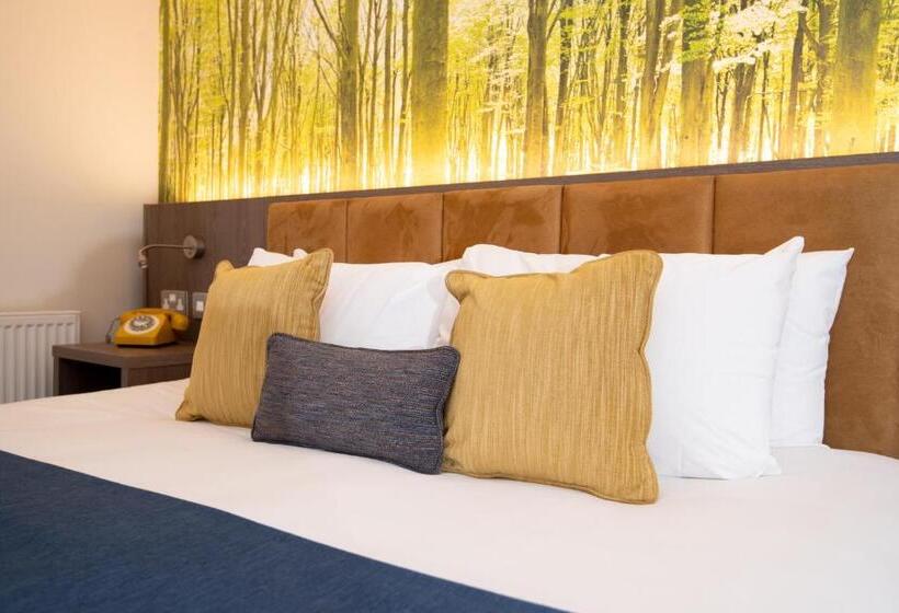 Burleigh Court Hotel And Leisure