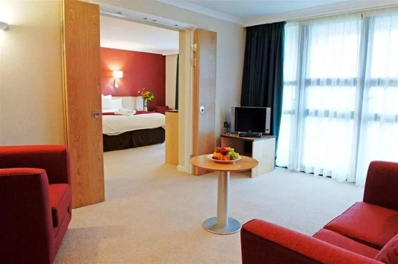 Burleigh Court Hotel And Leisure