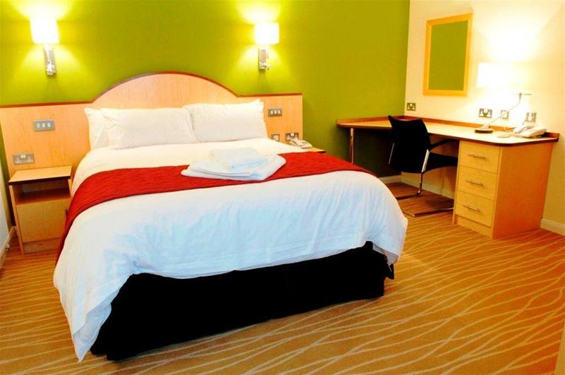 Burleigh Court Hotel And Leisure