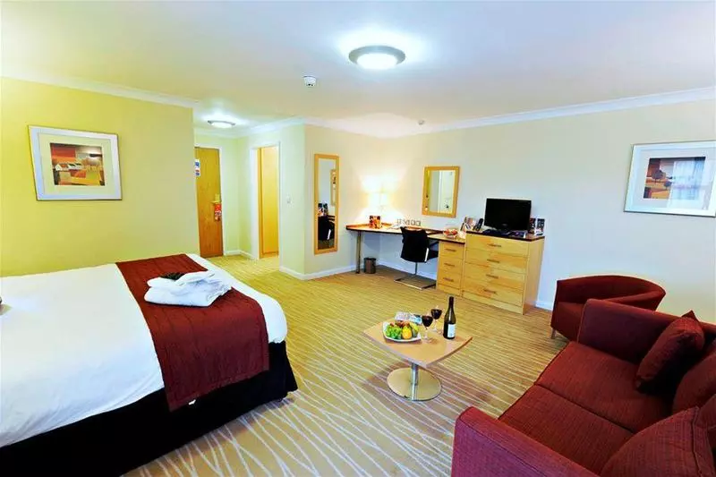 Burleigh Court Hotel And Leisure