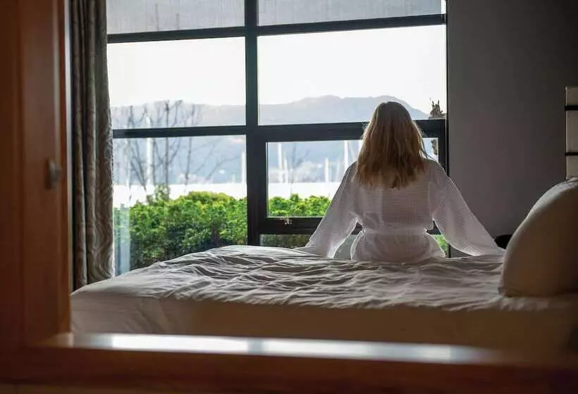 בית מלון כפרי Brentwood Bay Resort & Spa