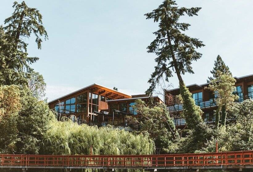 Отель Brentwood Bay Resort & Spa