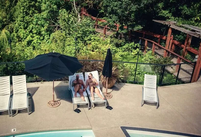 בית מלון כפרי Brentwood Bay Resort & Spa