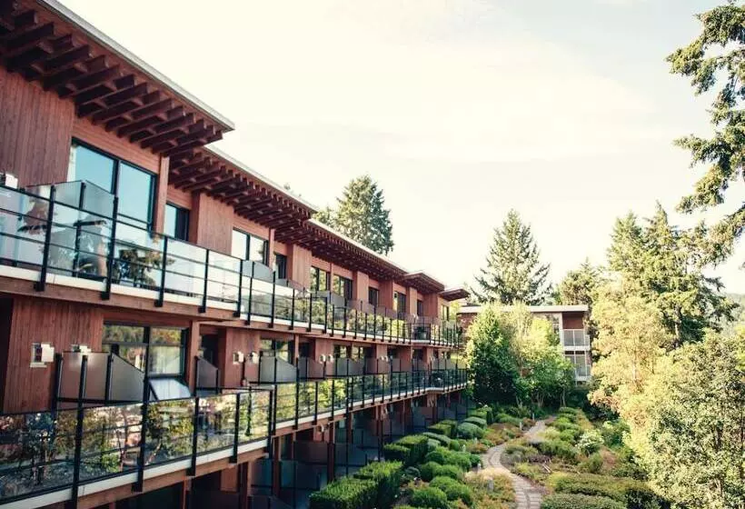 בית מלון כפרי Brentwood Bay Resort & Spa