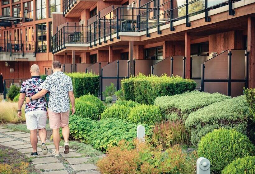 Отель Brentwood Bay Resort & Spa