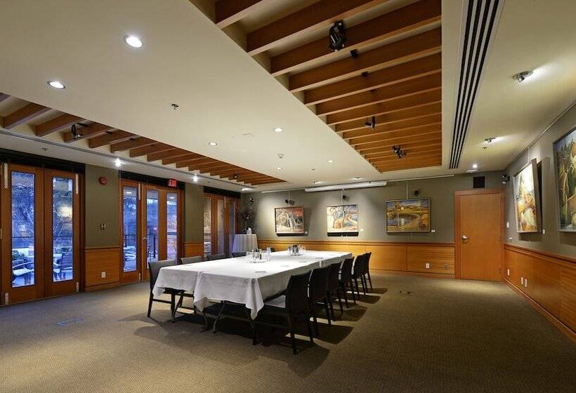 Отель Brentwood Bay Resort & Spa