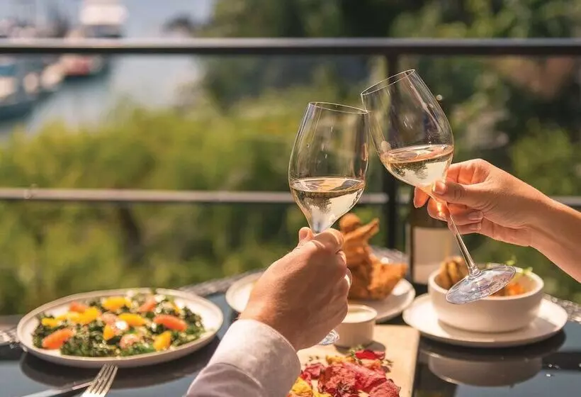 בית מלון כפרי Brentwood Bay Resort & Spa