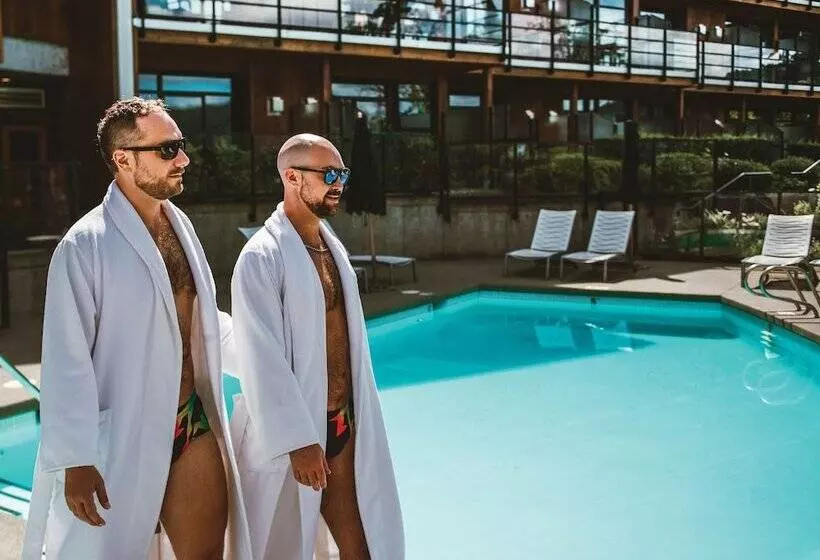 בית מלון כפרי Brentwood Bay Resort & Spa