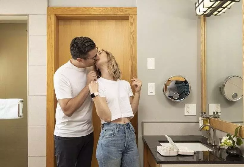 בית מלון כפרי Brentwood Bay Resort & Spa