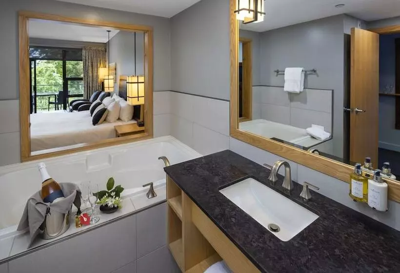 בית מלון כפרי Brentwood Bay Resort & Spa