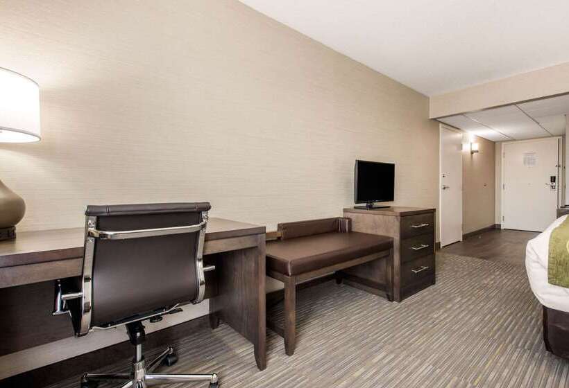 هتل Comfort Inn & Suites