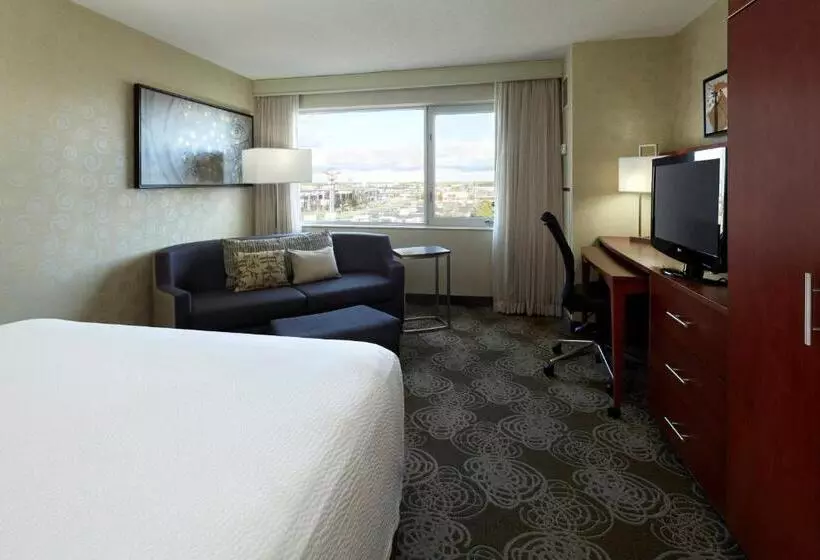 هتل Courtyard By Marriott Montreal Airport