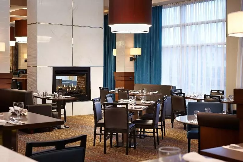 هتل Courtyard By Marriott Montreal Airport