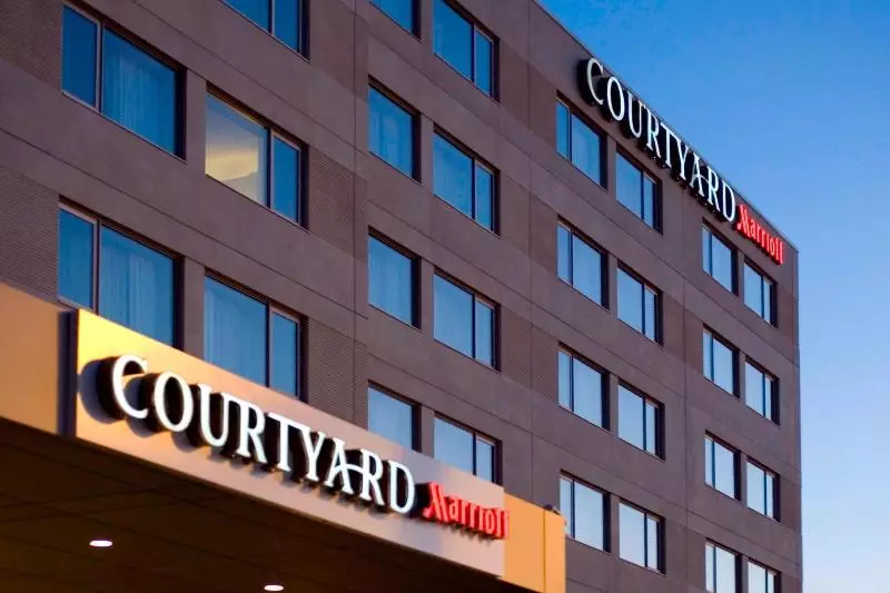هتل Courtyard By Marriott Montreal Airport
