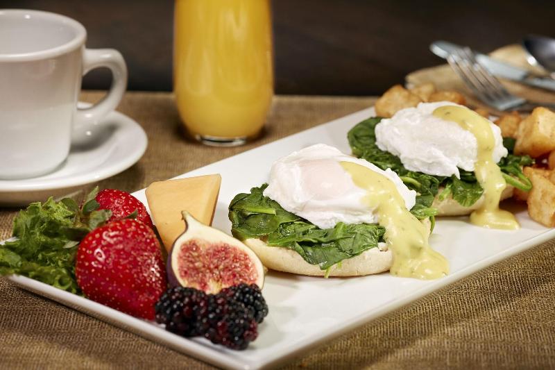 هتل Courtyard By Marriott Montreal Airport