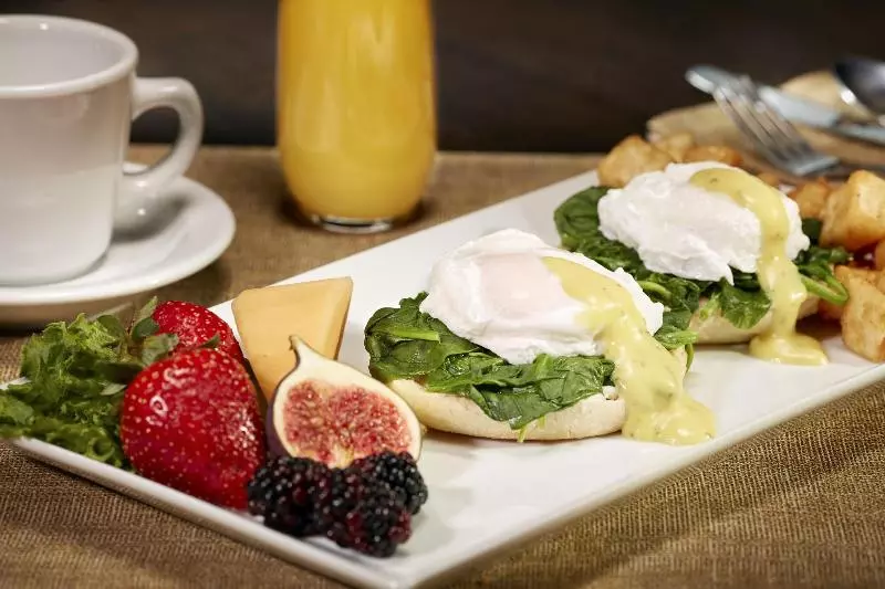 هتل Courtyard By Marriott Montreal Airport