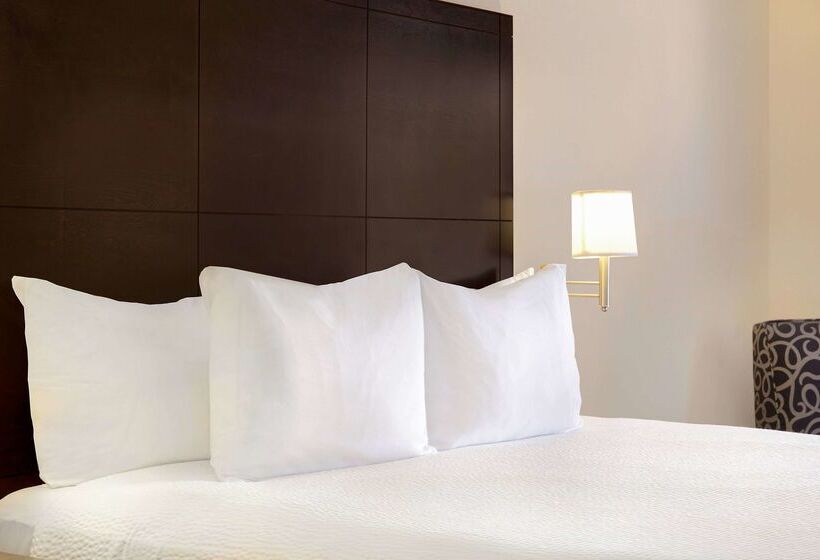 هتل Days Inn By Wyndham Medicine Hat