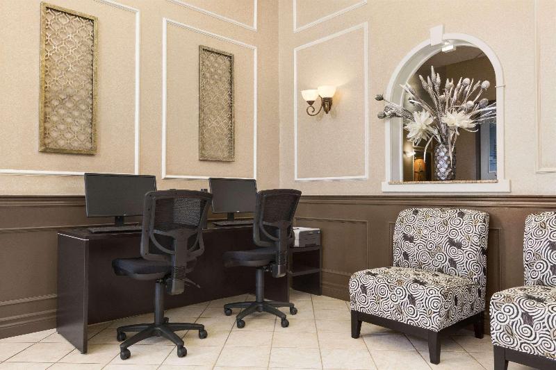 هتل Days Inn By Wyndham Saskatoon