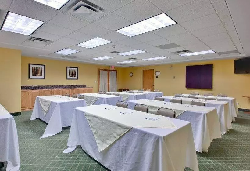 هتل Holiday Inn Express Dryden, An Ihg