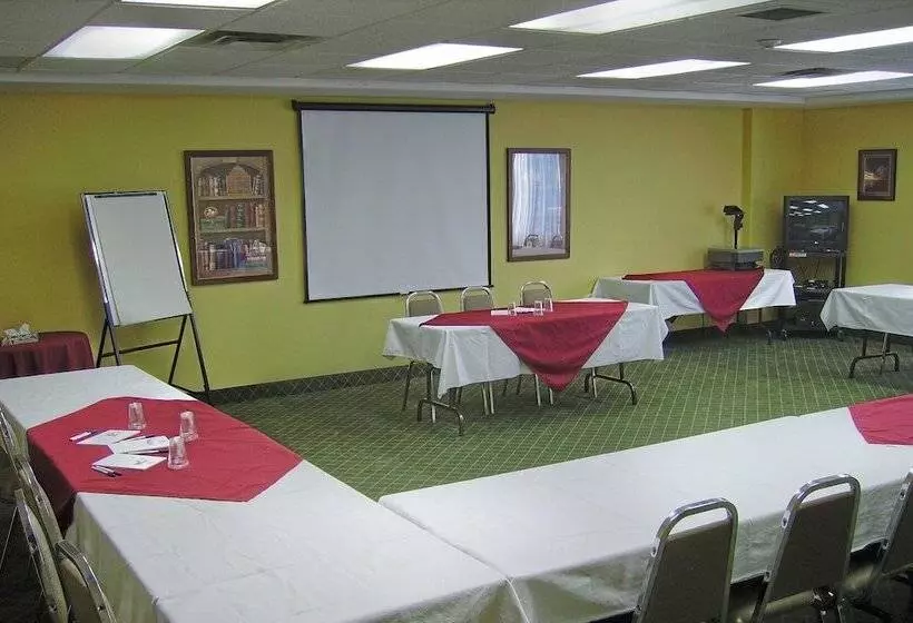 هتل Holiday Inn Express Dryden, An Ihg