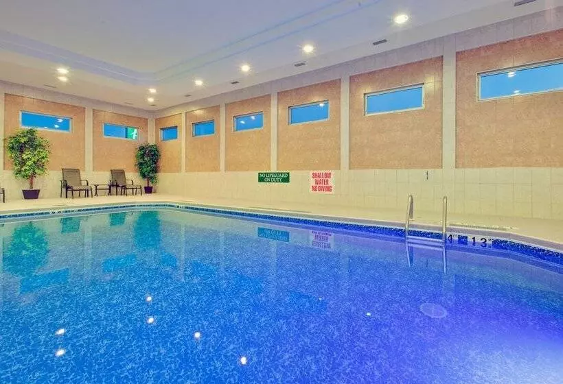 هتل Holiday Inn Express Dryden, An Ihg