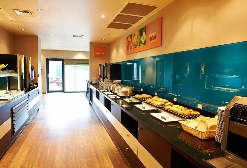 فندق Holiday Inn Express Manchester Airport, An Ihg