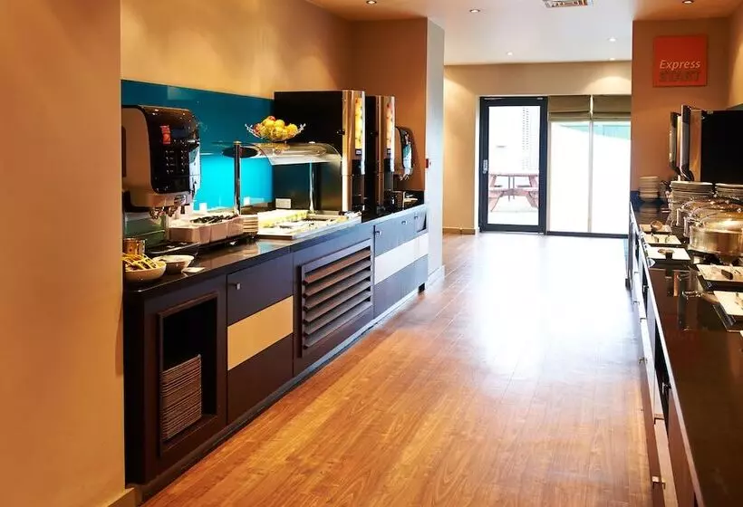 فندق Holiday Inn Express Manchester Airport, An Ihg