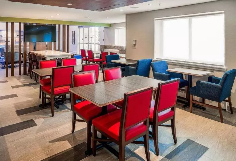 Отель Holiday Inn Express & Suites Halifax   Bedford, An Ihg