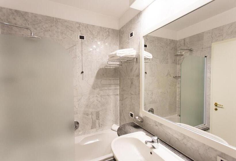 هتل Hostellerie Du Cheval Blanc