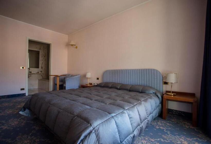 هتل Hostellerie Du Cheval Blanc