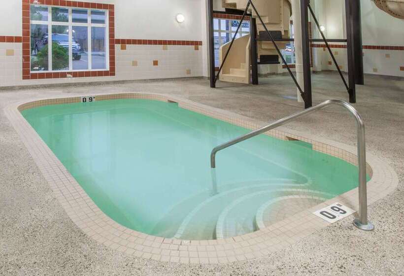 בית מלון כפרי Ramada By Wyndham Camrose