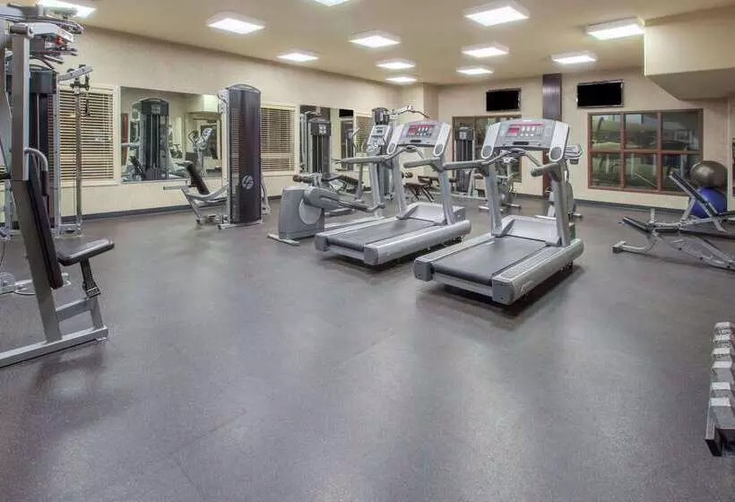 فندق Ramada By Wyndham Camrose