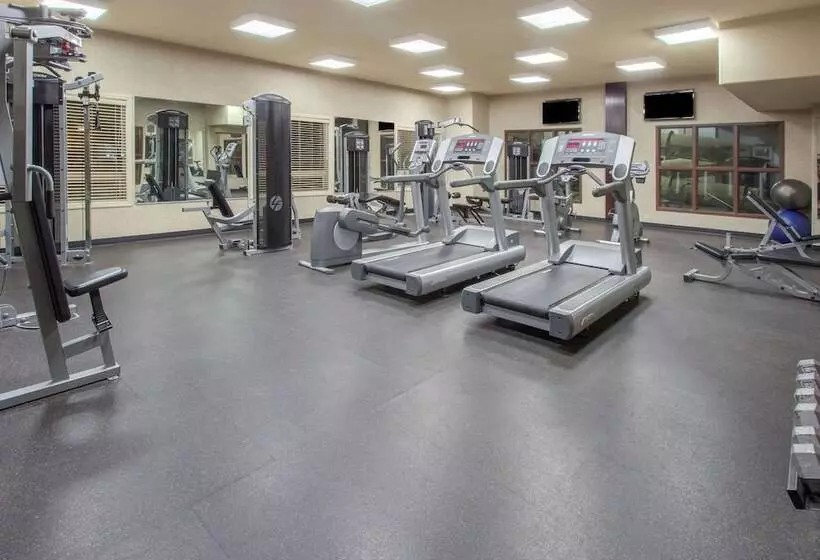 فندق Ramada By Wyndham Camrose